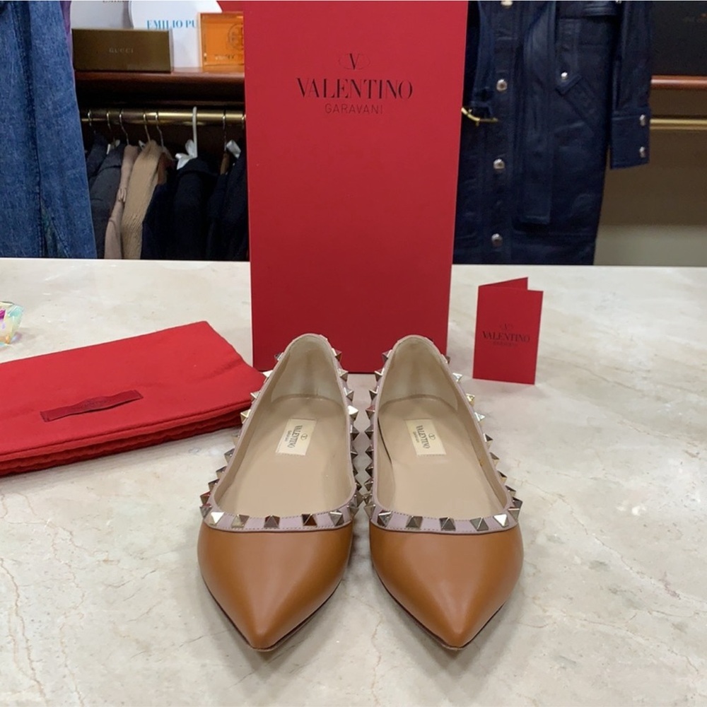 LIKE NEW VALENTINO GARAVANI NAPPA LEATHER RARE TAN ROCKSTUD POINTED TOE FLATS